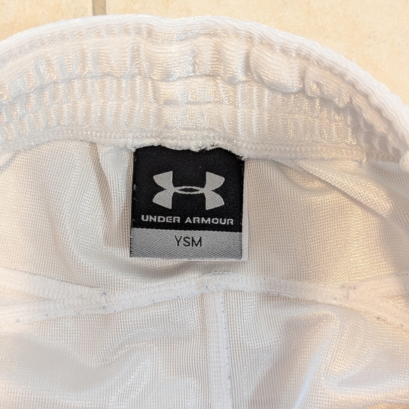 *LIKE NEW* Boys Under Armour shorts - Picture 3 of 4